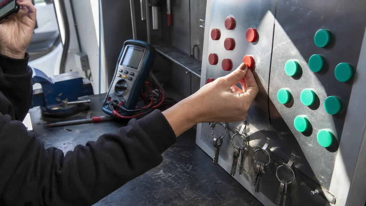 Jak získat zakázky jako revizní technik: opakované termíny místo shánění